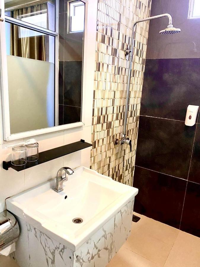 Os Hotel Tanjung Uncang Sagulung Esterno foto