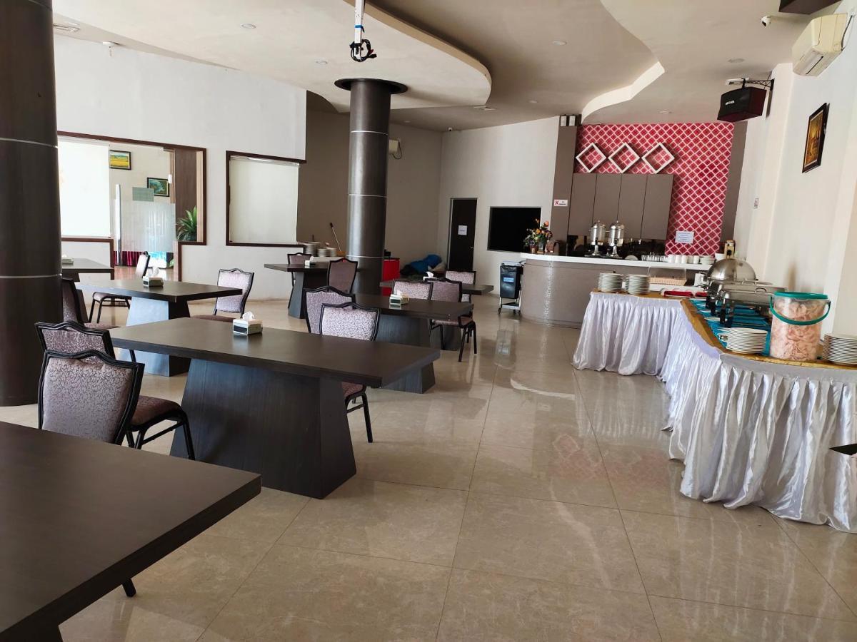 Os Hotel Tanjung Uncang Sagulung Esterno foto