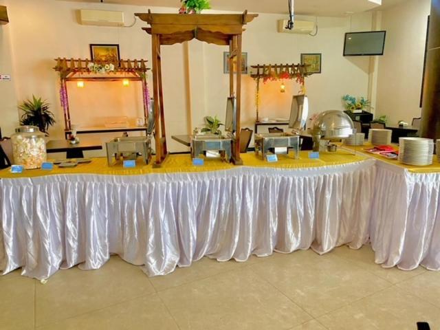 Os Hotel Tanjung Uncang Sagulung Esterno foto