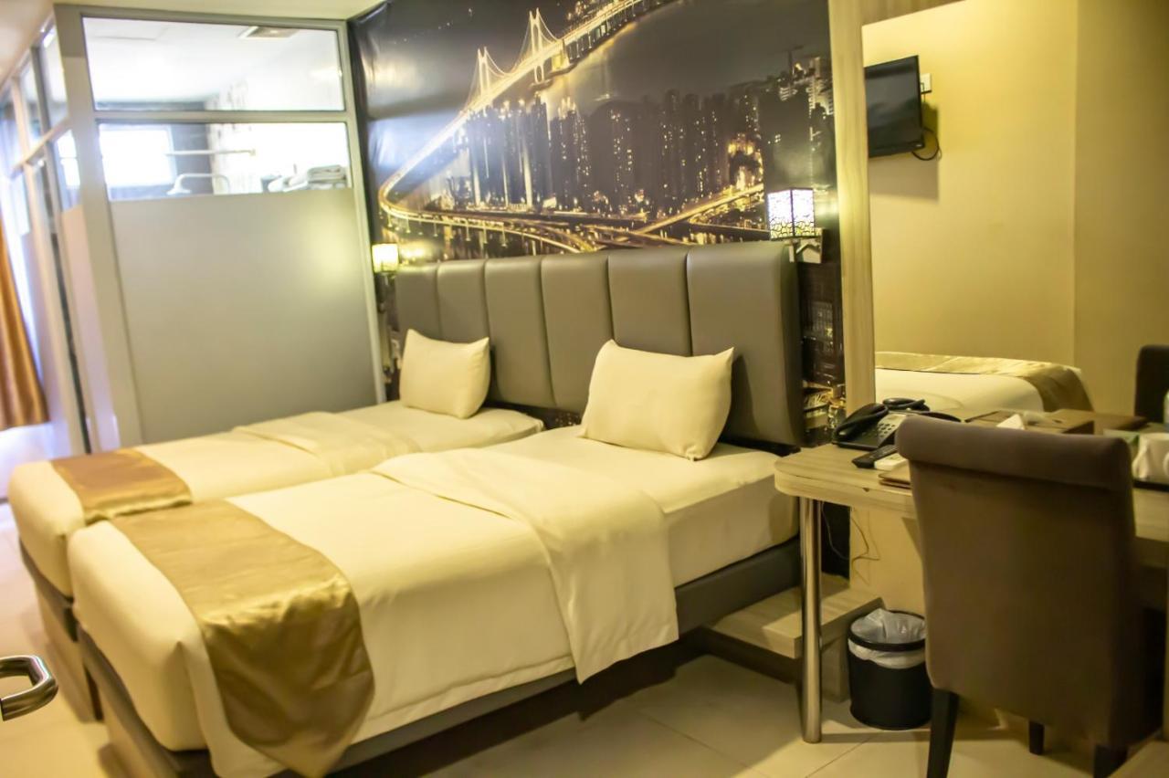 Os Hotel Tanjung Uncang Sagulung Esterno foto